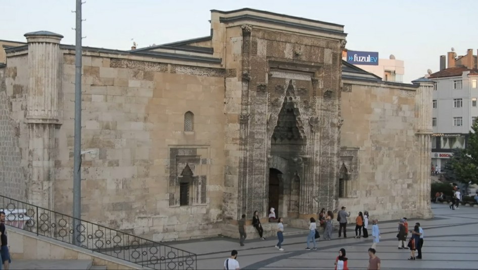Sivas Gezilecek Yerler - Buruciye Medresesi