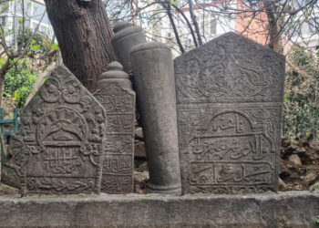 Defterdar Yokuşu’ndaki Tarihi Hazire ve Mezar Taşları